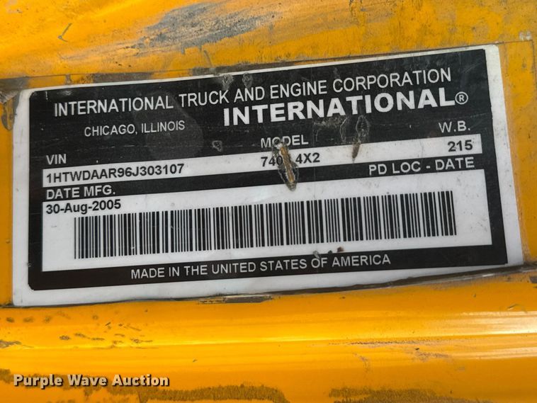 image for item ET1894 2006 International 7400 Crew Cab truck cab and chassis