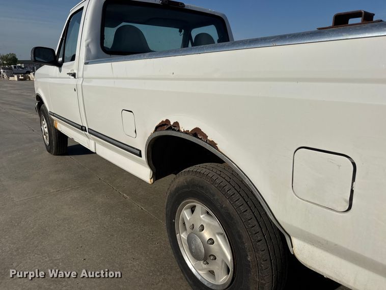 image for item ET1960 1996 Ford F250 pickup truck