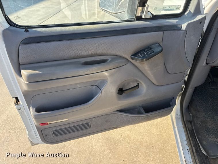 image for item ET1960 1996 Ford F250 pickup truck