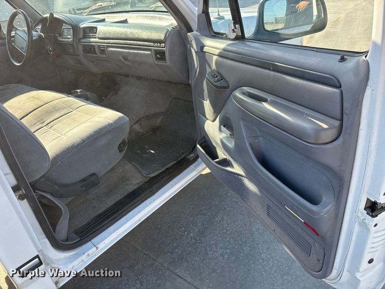 image for item ET1960 1996 Ford F250 pickup truck