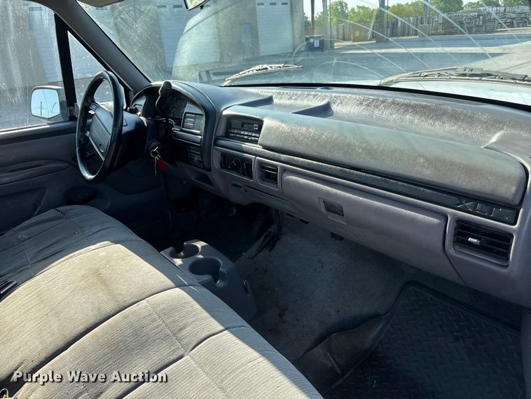 image for item ET1960 1996 Ford F250 pickup truck