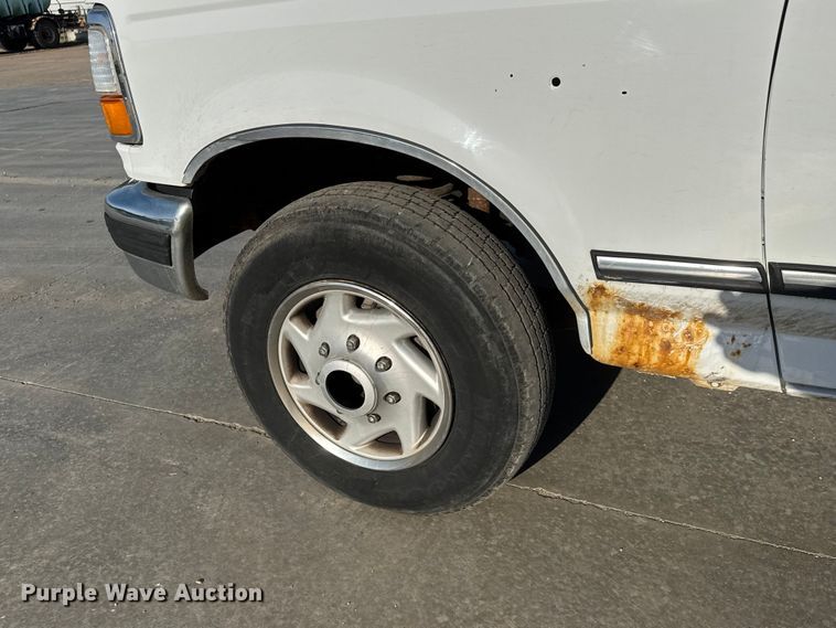 image for item ET1960 1996 Ford F250 pickup truck