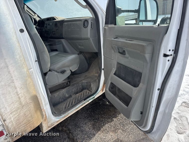 image for item ET4448 2019 Ford E350 Super Duty box truck