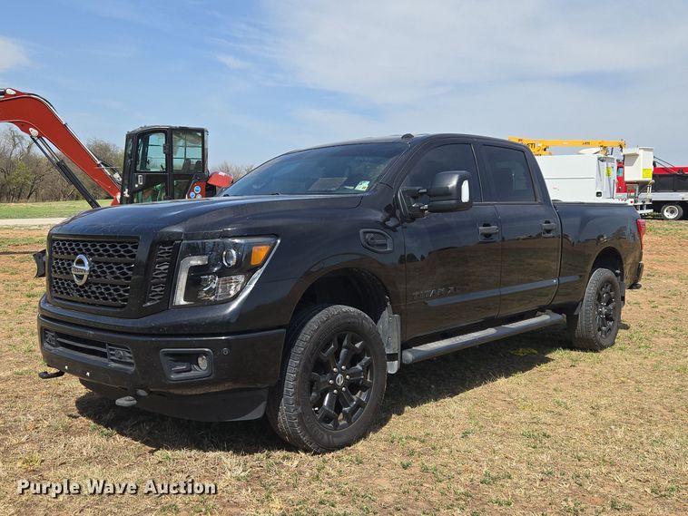 image for item ET5230 2018 Nissan Titan XD Crew Cab pickup truck