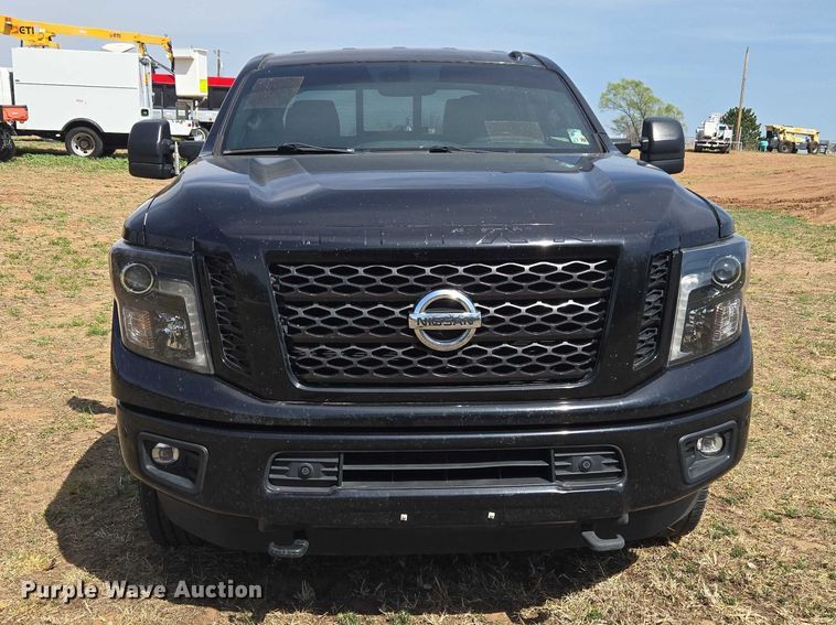 image for item ET5230 2018 Nissan Titan XD Crew Cab pickup truck
