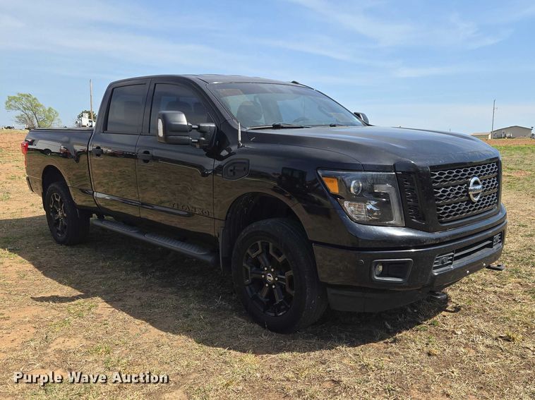 image for item ET5230 2018 Nissan Titan XD Crew Cab pickup truck