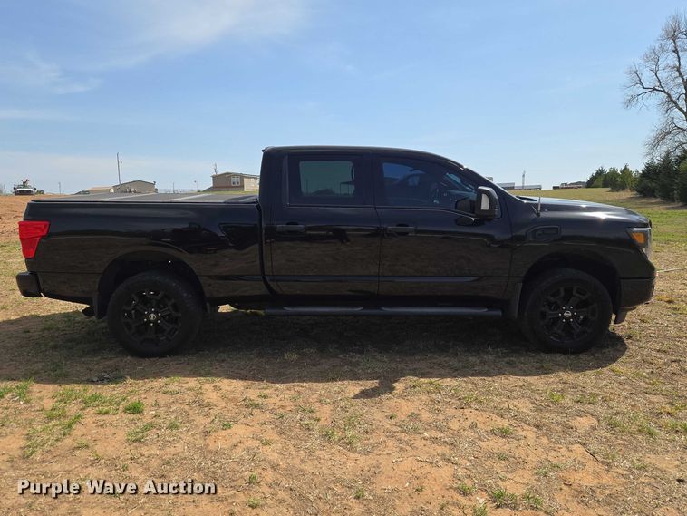 image for item ET5230 2018 Nissan Titan XD Crew Cab pickup truck