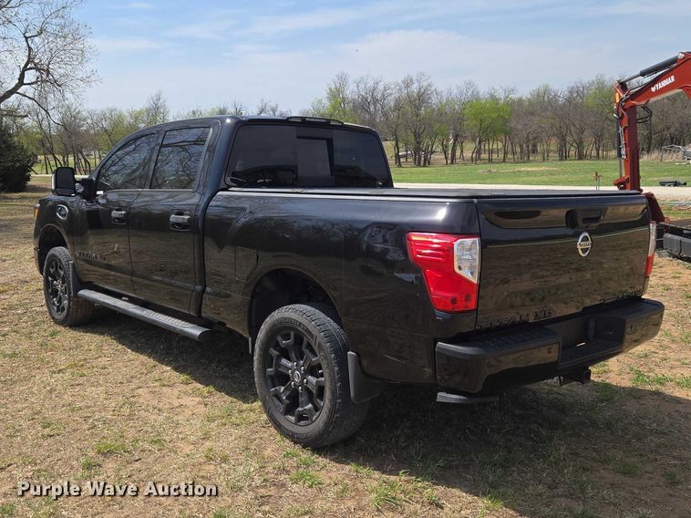 image for item ET5230 2018 Nissan Titan XD Crew Cab pickup truck