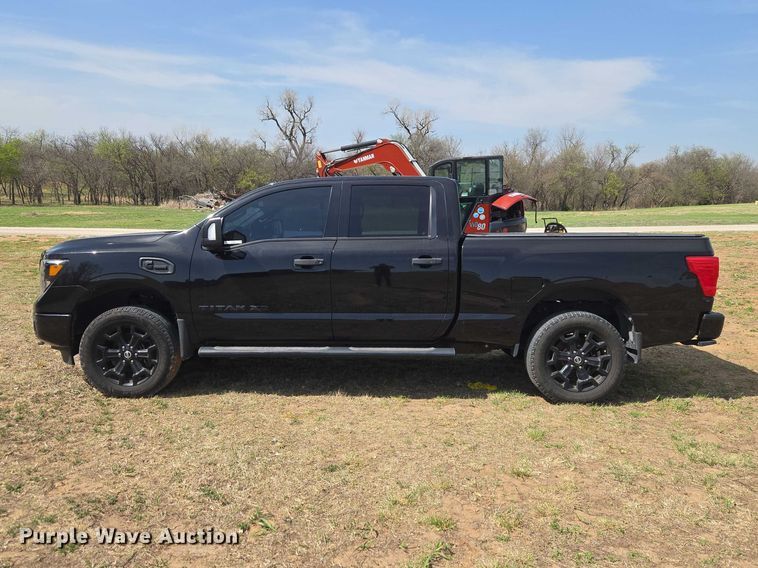 image for item ET5230 2018 Nissan Titan XD Crew Cab pickup truck