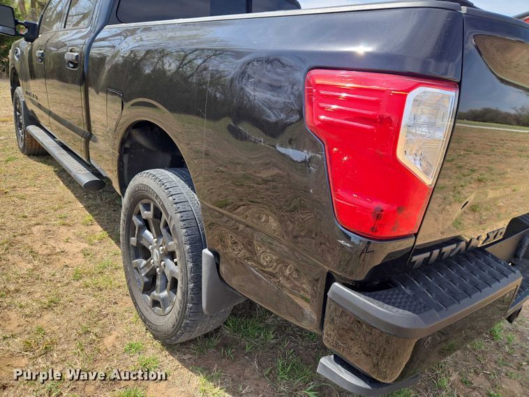 image for item ET5230 2018 Nissan Titan XD Crew Cab pickup truck