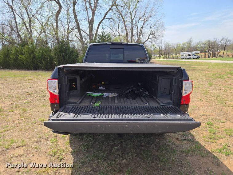 image for item ET5230 2018 Nissan Titan XD Crew Cab pickup truck