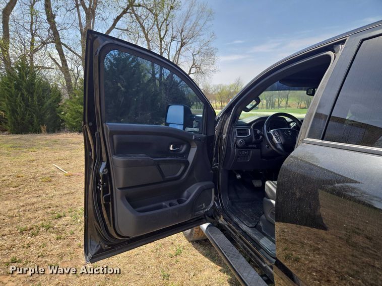 image for item ET5230 2018 Nissan Titan XD Crew Cab pickup truck