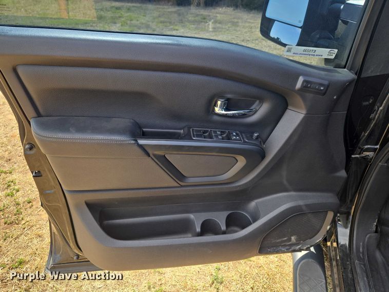 image for item ET5230 2018 Nissan Titan XD Crew Cab pickup truck