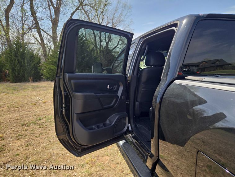 image for item ET5230 2018 Nissan Titan XD Crew Cab pickup truck