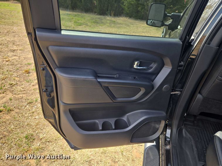 image for item ET5230 2018 Nissan Titan XD Crew Cab pickup truck