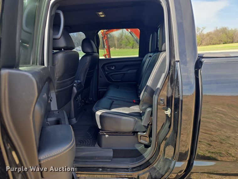 image for item ET5230 2018 Nissan Titan XD Crew Cab pickup truck