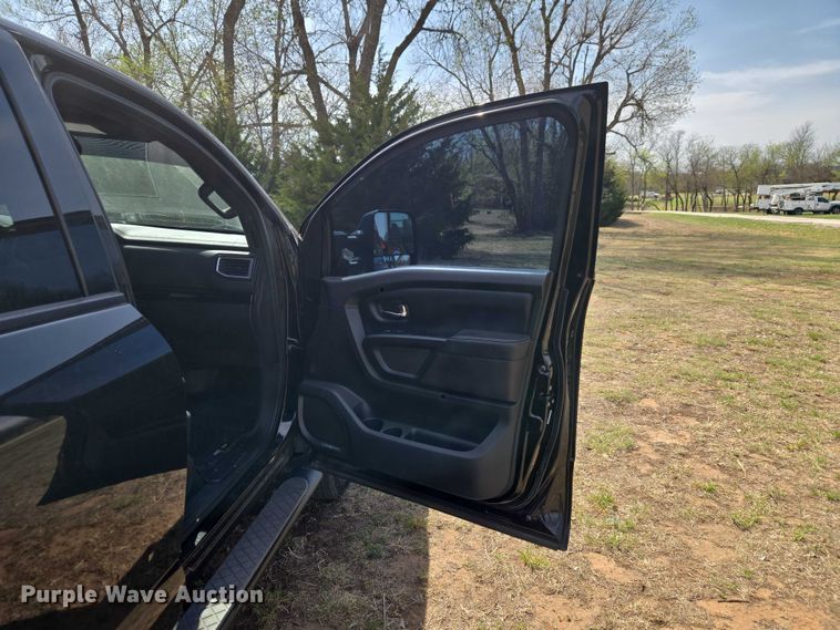 image for item ET5230 2018 Nissan Titan XD Crew Cab pickup truck