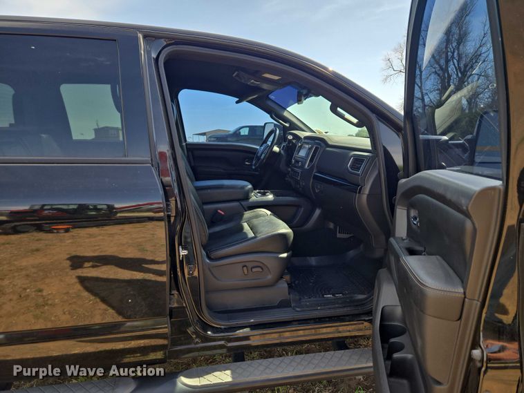 image for item ET5230 2018 Nissan Titan XD Crew Cab pickup truck