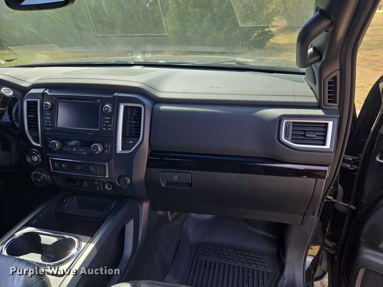 image for item ET5230 2018 Nissan Titan XD Crew Cab pickup truck