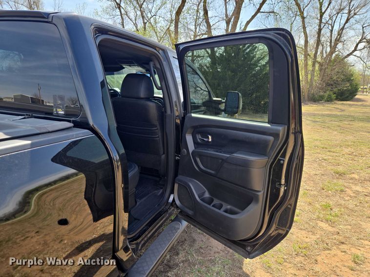 image for item ET5230 2018 Nissan Titan XD Crew Cab pickup truck