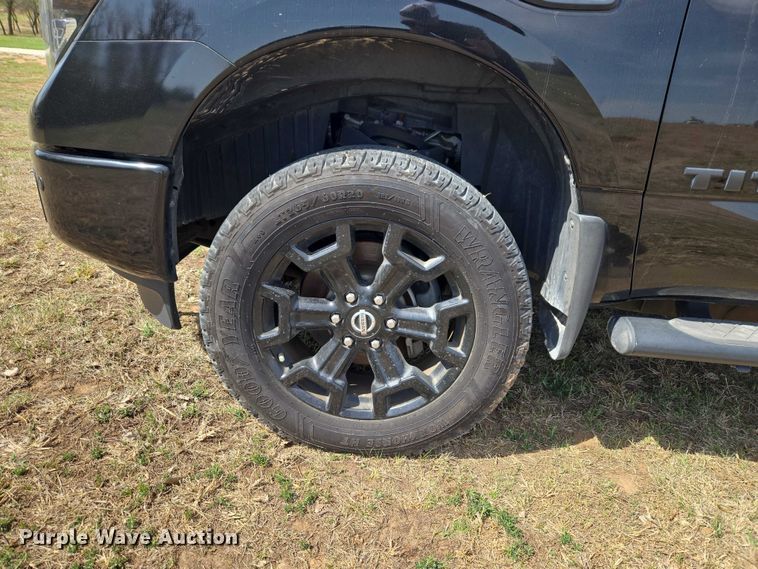 image for item ET5230 2018 Nissan Titan XD Crew Cab pickup truck