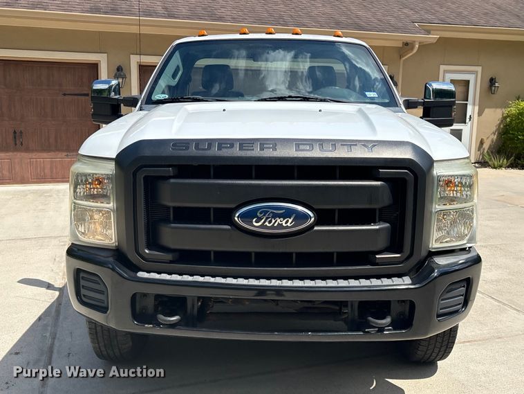 image for item EU7498 2011 Ford F350 Super Duty pickup truck cab and chassis