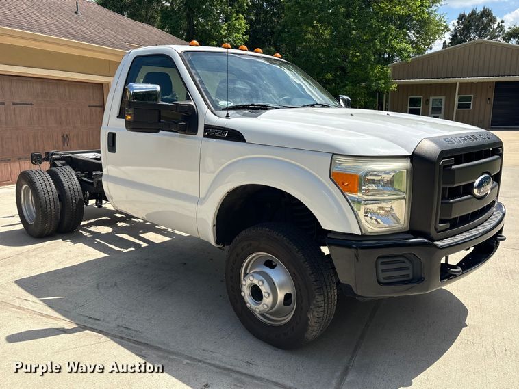 image for item EU7498 2011 Ford F350 Super Duty pickup truck cab and chassis