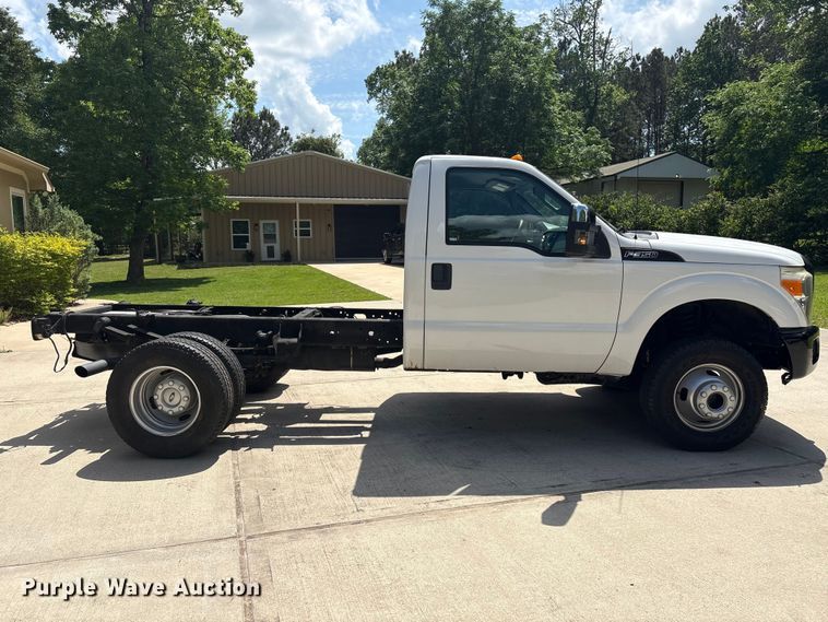 image for item EU7498 2011 Ford F350 Super Duty pickup truck cab and chassis