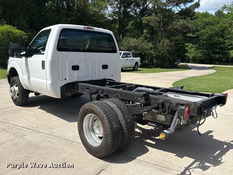 image for item EU7498 2011 Ford F350 Super Duty pickup truck cab and chassis