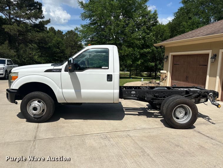 image for item EU7498 2011 Ford F350 Super Duty pickup truck cab and chassis