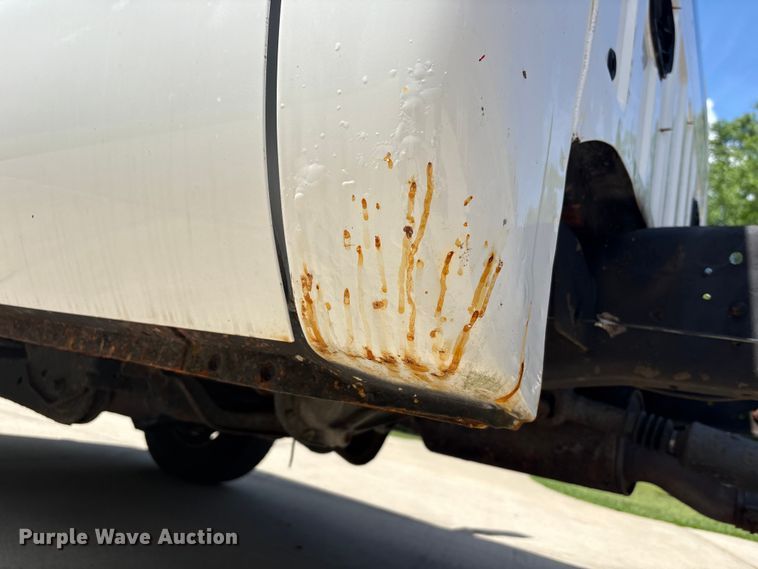 image for item EU7498 2011 Ford F350 Super Duty pickup truck cab and chassis