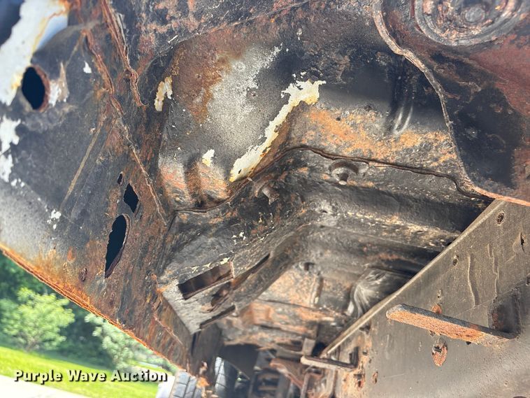 image for item EU7498 2011 Ford F350 Super Duty pickup truck cab and chassis