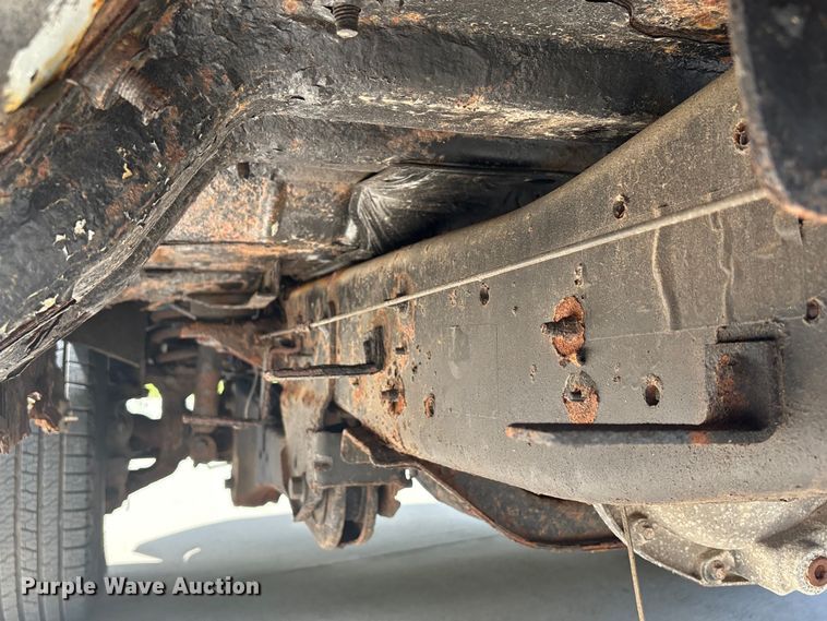 image for item EU7498 2011 Ford F350 Super Duty pickup truck cab and chassis