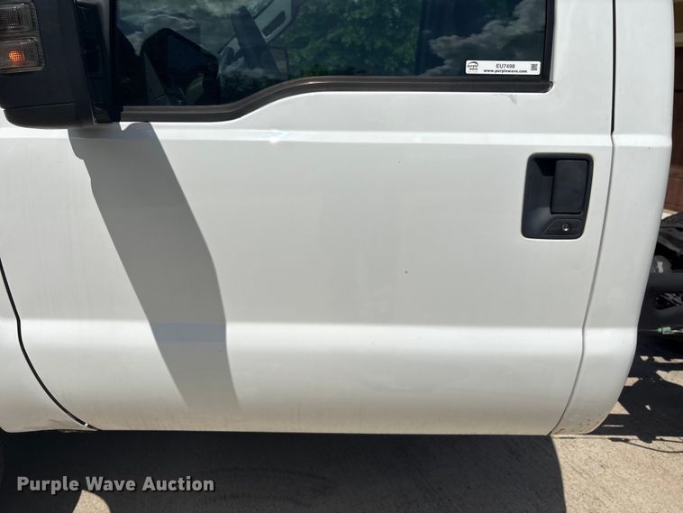 image for item EU7498 2011 Ford F350 Super Duty pickup truck cab and chassis