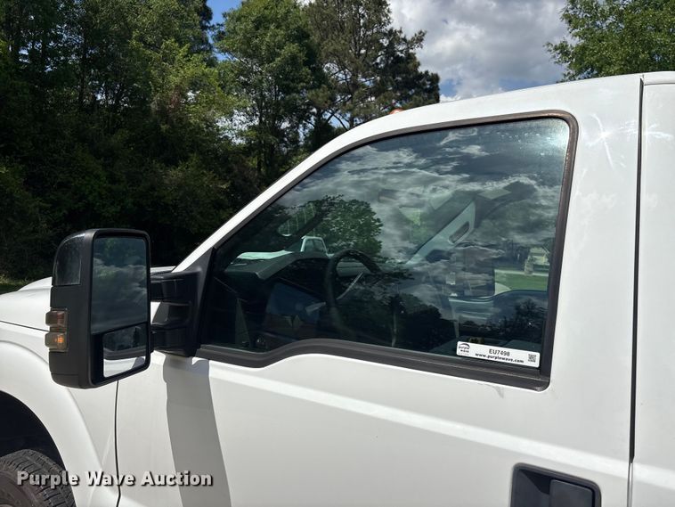 image for item EU7498 2011 Ford F350 Super Duty pickup truck cab and chassis