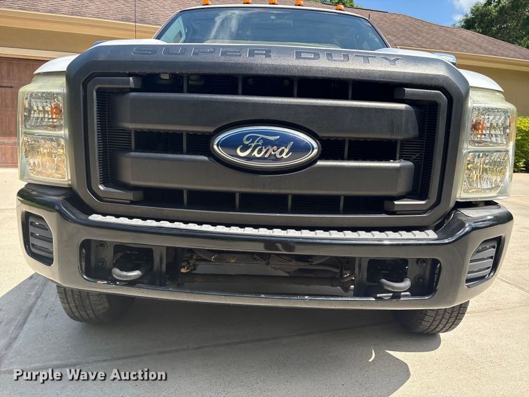 image for item EU7498 2011 Ford F350 Super Duty pickup truck cab and chassis