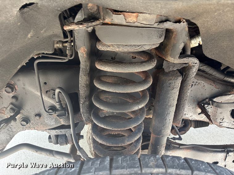 image for item EU7498 2011 Ford F350 Super Duty pickup truck cab and chassis