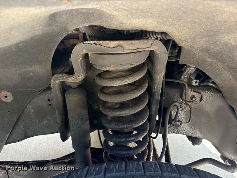 image for item EU7498 2011 Ford F350 Super Duty pickup truck cab and chassis