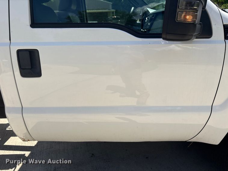 image for item EU7498 2011 Ford F350 Super Duty pickup truck cab and chassis