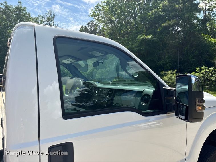 image for item EU7498 2011 Ford F350 Super Duty pickup truck cab and chassis