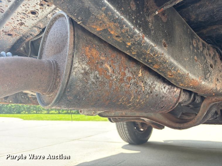 image for item EU7498 2011 Ford F350 Super Duty pickup truck cab and chassis