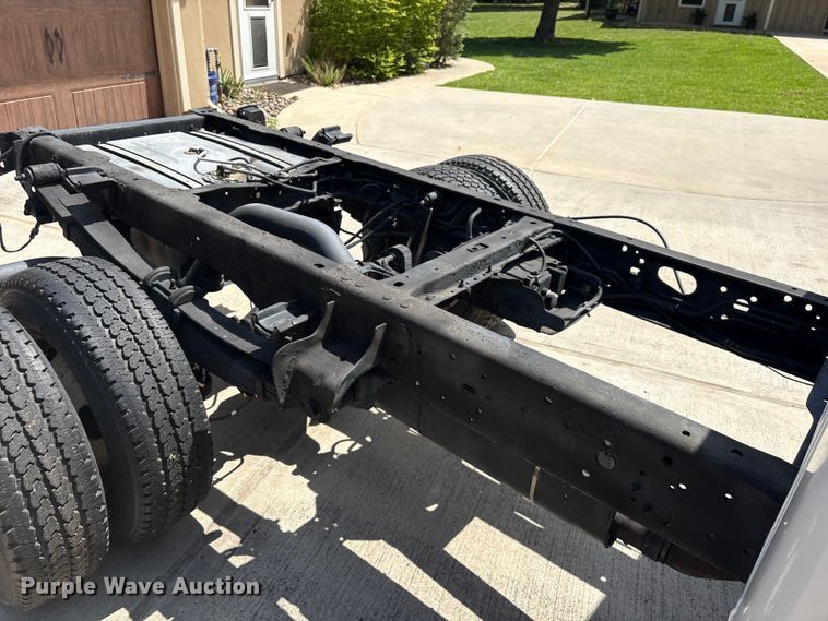 image for item EU7498 2011 Ford F350 Super Duty pickup truck cab and chassis