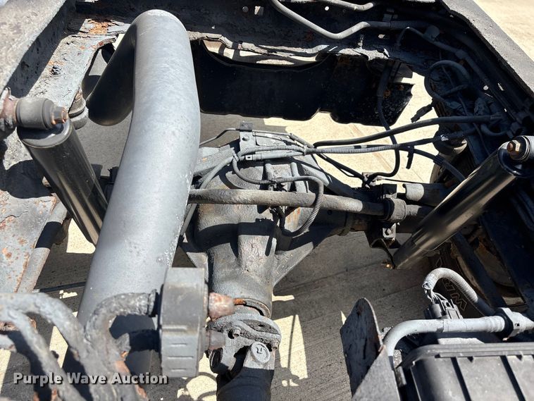 image for item EU7498 2011 Ford F350 Super Duty pickup truck cab and chassis