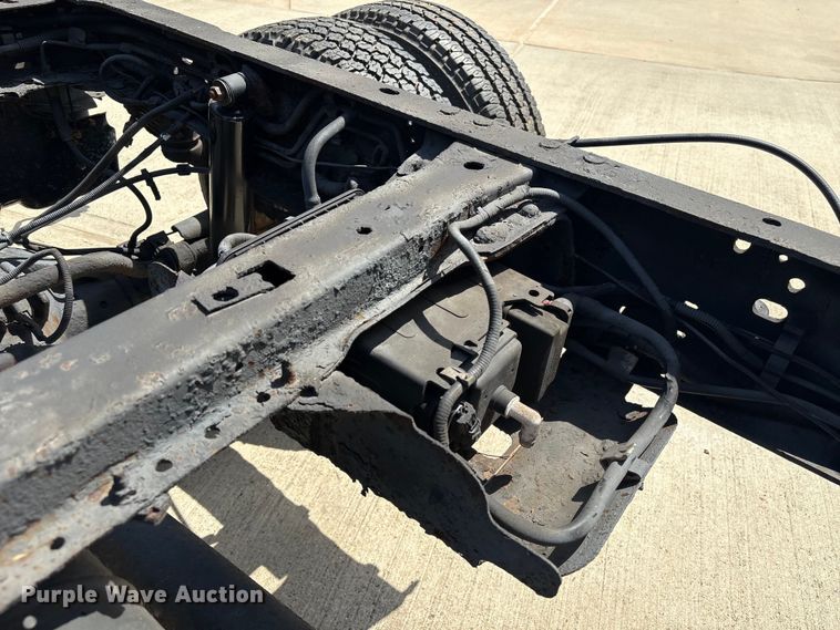 image for item EU7498 2011 Ford F350 Super Duty pickup truck cab and chassis