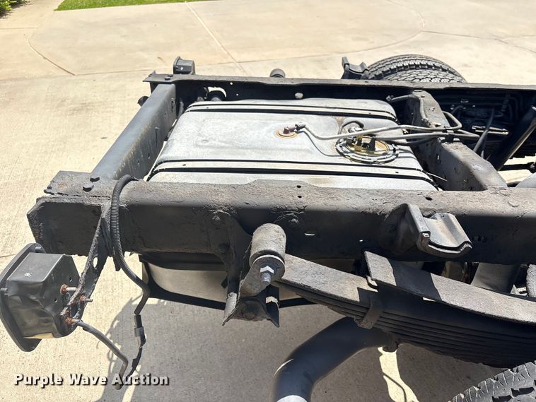 image for item EU7498 2011 Ford F350 Super Duty pickup truck cab and chassis