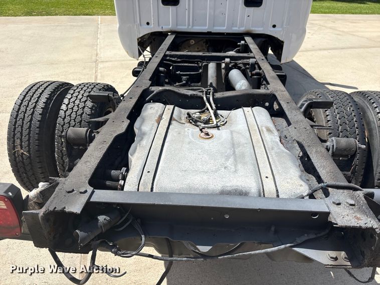 image for item EU7498 2011 Ford F350 Super Duty pickup truck cab and chassis