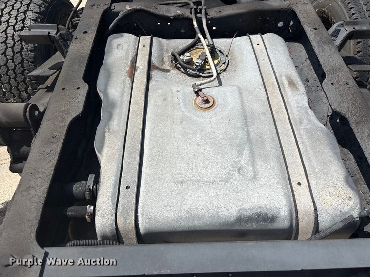 image for item EU7498 2011 Ford F350 Super Duty pickup truck cab and chassis