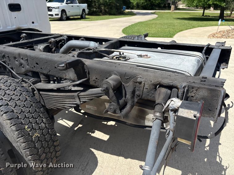 image for item EU7498 2011 Ford F350 Super Duty pickup truck cab and chassis