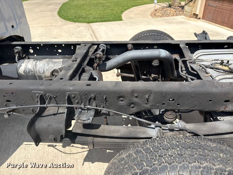 image for item EU7498 2011 Ford F350 Super Duty pickup truck cab and chassis