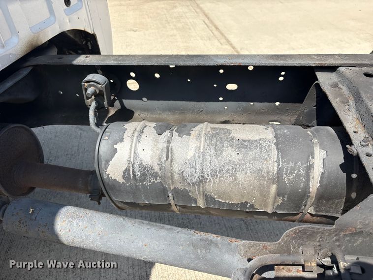 image for item EU7498 2011 Ford F350 Super Duty pickup truck cab and chassis